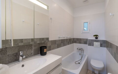 Miarka: Salle De Bains, Lavabo, Luminaire Plomberie, Sol, Design Intérieur, Évier, Sol, Robinet, Armoire De Toilette, Toilette