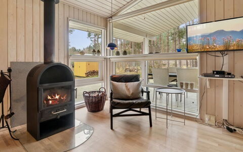 Eick - 800M from the Sea: Sol, Design Intérieur, Sol, Bois, Plafond, Meubles, Parquet, Salon, Pièce, Chaise
