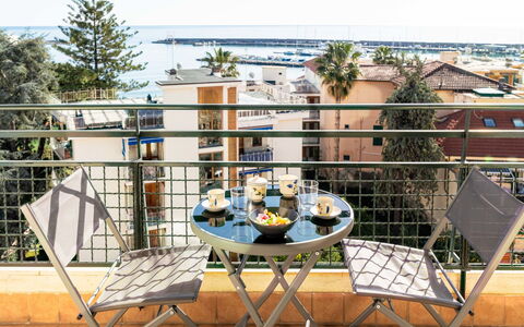 Sanremo Zampilli e Mare: Meubles, Chaise, Table, Mobilier De Jardin, Tableau De Plein Air, Table Cuisine Et Salle A Manger, Balcon, Ombre, Table Basse, Recours
