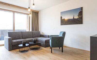 Mit 2 Schlafzimmern 700.3: Meubles, Design Intérieur, Sol, Sol, Canapé, Bois, Parquet, Salon, Pièce, Plafond