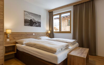 Mit 1 Schlafzimmer 700.2: Literie, Lit, Dur, Drap De Lit, Chambre, Cadre De Lit, Tache De Bois, Hôtel, Lumber, Suite