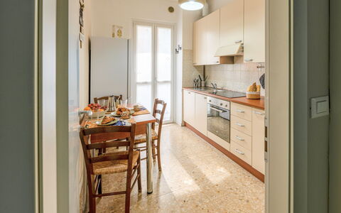 Lory House: Sol, Sol, Design Intérieur, Bois, Plafond, Meubles, Comptoir, Pièce, Éclairage, Cuisine