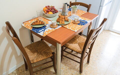 Lory House: Meubles, Bois, Salle À Manger, Table, Table Cuisine Et Salle A Manger, Chaise, Vaisselle, Sol, Sol, Tache De Bois