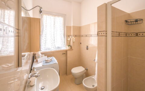 Lory House: Sol, Design Intérieur, Luminaire Plomberie, Salle De Bains, Sol, Évier, Lavabo, Pièce, Robinet, Plomberie