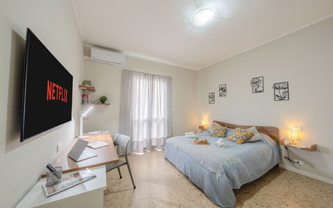 Lory House: Design Intérieur, Meubles, Lit, Chambre, Plafond, Pièce, Sol, Sol, Drap De Lit, Literie