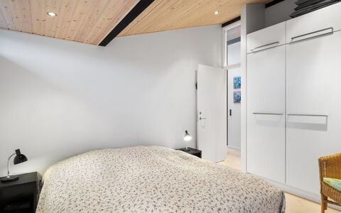 Erlinda - 600M from the Sea: Meubles, Design Intérieur, Lit, Chambre, Sol, Mur, Sol, Bois, Plafond, Drap De Lit