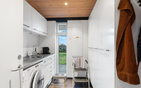 Erlinda - 600M from the Sea: Sol, Design Intérieur, Bois, Plafond, Sol, Principaux Appliance, Cuisine, Comptoir, Cabinetry, Pièce