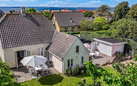 Karoliina - 125M from the Sea: Toit, Maison, Domicile, Chalet, Siding, Biens, Allée, Batiments Jardin, Cour, Cabanon