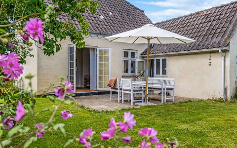 Karoliina - 125M from the Sea: Toit, Maison, Domicile, Chalet, Siding, Biens, Allée, Batiments Jardin, Cour, Cabanon