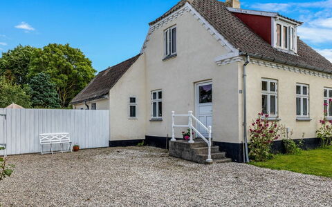 Karoliina - 125M from the Sea: Toit, Maison, Domicile, Chalet, Siding, Biens, Allée, Batiments Jardin, Cour, Cabanon