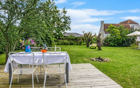 Karoliina - 125M from the Sea: Toit, Maison, Domicile, Chalet, Siding, Biens, Allée, Batiments Jardin, Cour, Cabanon