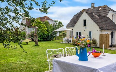 Karoliina - 125M from the Sea: Toit, Maison, Domicile, Chalet, Siding, Biens, Allée, Batiments Jardin, Cour, Cabanon