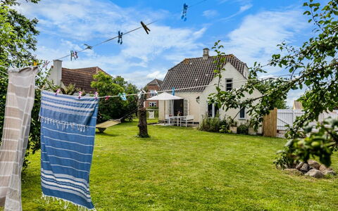 Karoliina - 125M from the Sea: Toit, Maison, Domicile, Chalet, Siding, Biens, Allée, Batiments Jardin, Cour, Cabanon