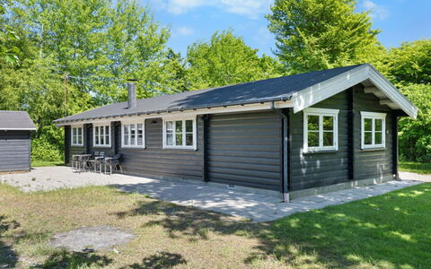 Doris - 150M from the Sea: Toit, Maison, Domicile, Chalet, Siding, Biens, Allée, Batiments Jardin, Cour, Cabanon