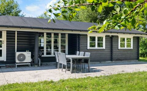 Doris - 150M from the Sea: Toit, Maison, Domicile, Chalet, Siding, Biens, Allée, Batiments Jardin, Cour, Cabanon