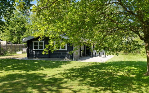 Doris - 150M from the Sea: Toit, Maison, Domicile, Chalet, Siding, Biens, Allée, Batiments Jardin, Cour, Cabanon