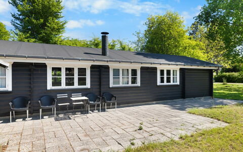 Doris - 150M from the Sea: Toit, Maison, Domicile, Chalet, Siding, Biens, Allée, Batiments Jardin, Cour, Cabanon