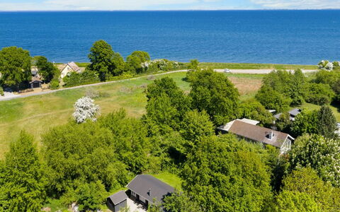 Doris - 150M from the Sea: Toit, Maison, Domicile, Chalet, Siding, Biens, Allée, Batiments Jardin, Cour, Cabanon