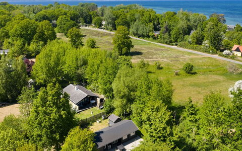 Doris - 150M from the Sea: Toit, Maison, Domicile, Chalet, Siding, Biens, Allée, Batiments Jardin, Cour, Cabanon