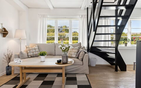 Mari - 150M from the Sea: Meubles, Design Intérieur, Sol, Sol, Bois, Parquet, Salon, Canapé, Plafond, Pièce