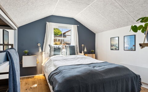 Mari - 150M from the Sea: Chambre, Bois, Design Intérieur, Plafond, Lit, Meubles, Literie, Sol, Linge, Drap De Lit