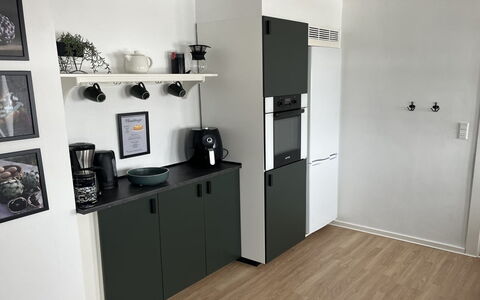 Mari - 150M from the Sea: Meubles, Mobilier De Jardin, Vaisselle, Table, Drinkware, Chaise, Tableau De Plein Air, Aliments, Bouteille
