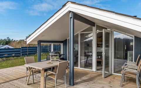 Gorjana - 500M from the Sea: Meubles, Mobilier De Jardin, Vaisselle, Table, Drinkware, Chaise, Tableau De Plein Air, Aliments, Bouteille