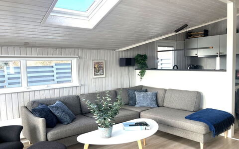 Gorjana - 500M from the Sea: Meubles, Mobilier De Jardin, Vaisselle, Table, Drinkware, Chaise, Tableau De Plein Air, Aliments, Bouteille