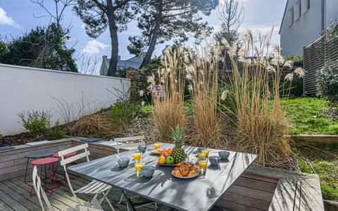 Le Spi: Bleu, Chaise, Mobilier De Jardin, Conception, Ombre, Tableau De Plein Air, Eco Hôtel, Patio, Plante D'Appartement, Daylighting