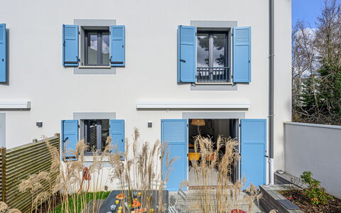 Le Spi: Bleu, Chaise, Mobilier De Jardin, Conception, Ombre, Tableau De Plein Air, Eco Hôtel, Patio, Plante D'Appartement, Daylighting