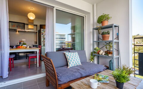 Résidence Liliak: Bleu, Chaise, Mobilier De Jardin, Conception, Ombre, Tableau De Plein Air, Eco Hôtel, Patio, Plante D'Appartement, Daylighting