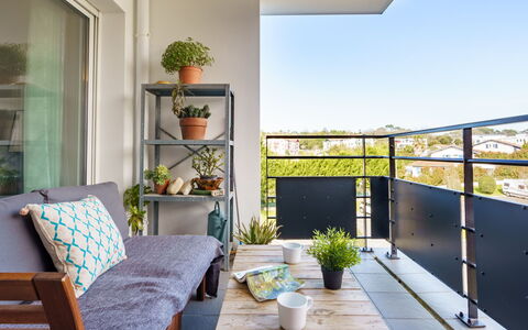 Résidence Liliak: Bleu, Chaise, Mobilier De Jardin, Conception, Ombre, Tableau De Plein Air, Eco Hôtel, Patio, Plante D'Appartement, Daylighting