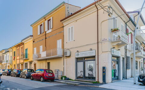 Appartamento Scirocco: Bleu, Chaise, Mobilier De Jardin, Conception, Ombre, Tableau De Plein Air, Eco Hôtel, Patio, Plante D'Appartement, Daylighting