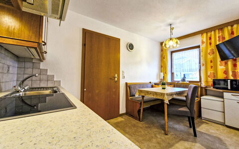 Helga: Design Intérieur, Appartement, Plafond, Pièce, Tache De Bois, Dur, Hôtel, Plante D'Appartement