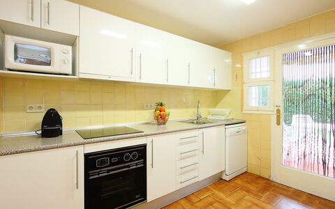 Puig Dels Daus: Pièce, Cuisine, Cabinetry, Propriété, Meubles, Jaune, Comptoir, Design Intérieur, Bâtiment, Immobilier