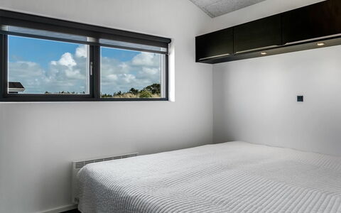 Eriksine - 750M from the Sea: Design Intérieur, Plafond, Chambre, Pièce, Éclairage, Sol, Lit, Sol, Literie, Appartement
