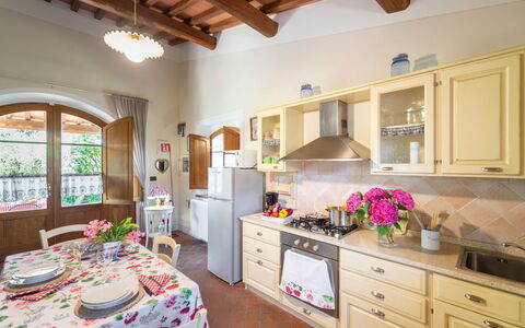 Gaiole in Chianti 915: Meubles, Cuisine, Design Intérieur, Appareil De Cuisine, Comptoir, Bois, Sol, Cabinetry, Plafond, Table