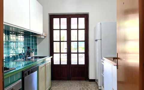 Itaca: Cuisine, Sol, Design Intérieur, Sol, Comptoir, Bois, Meubles, Appareil De Cuisine, Évier, Cabinetry