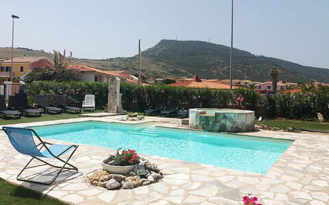 Residenza Agnese Sardegna: Piscine, Recours, Mobilier De Jardin, Loisir, Dalle, Caractéristique De L'Eau, Eco Hôtel, Parapluie, Ombre, Hacienda