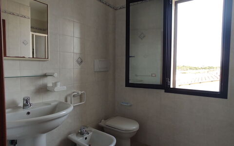 Residenza Agnese Sardegna: Luminaire Plomberie, Sol, Sol, Salle De Bains, Design Intérieur, Siège De Toilette, Toilette, Évier, Plomberie, Robinet