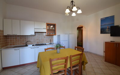 Bilo 1: Sol, Meubles, Design Intérieur, Sol, Table Cuisine Et Salle A Manger, Table, Pièce, Plafond, Comptoir, Cuisine