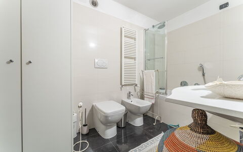 Portello Square Lux Apartment Genova: Sol, Design Intérieur, Sol, Luminaire Plomberie, Salle De Bains, Plafond, Toilette, Pièce, Plomberie, Robinet