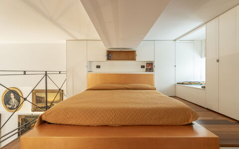 Portello Square Lux Apartment Genova: Design Intérieur, Sol, Meubles, Lit, Chambre, Sol, Bois, Drap De Lit, Plafond, Éclairage