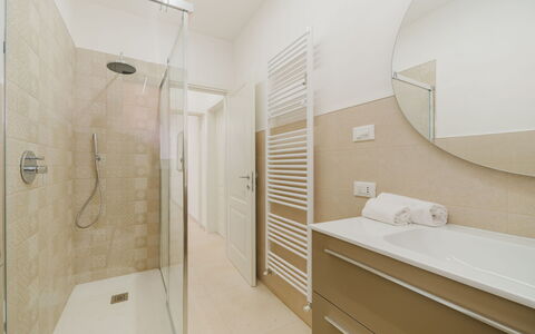Appartamento Paola: Sol, Design Intérieur, Sol, Salle De Bains, Luminaire Plomberie, Lavabo, Plafond, Armoire De Toilette, Évier, Robinet