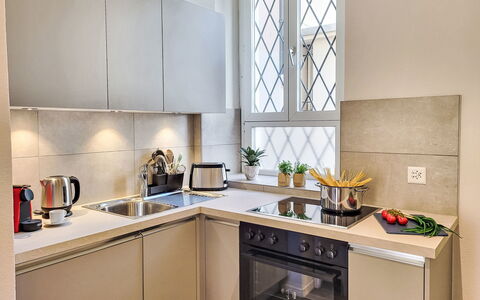 White Locarno Apt.1: Appareil De Cuisine, Cuisine, Comptoir, Principaux Appliance, Électroménager, Cabinetry, Design Intérieur, Meubles, Cuisinière, Le Fourneau