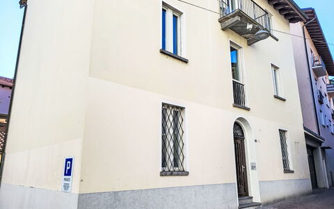 White Locarno Apt.1: Mur, Porte, Composite, Peindre, Balcon, Le Fer, Plâtre, Daylighting, Accueil Porte