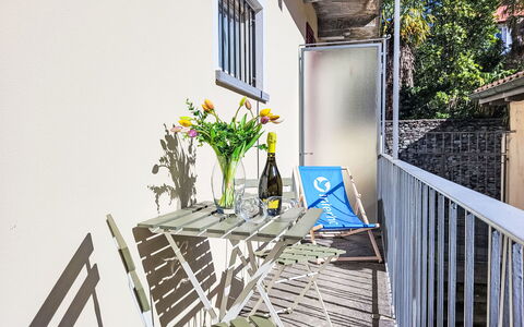 White Locarno Apt.1: Appartement, Balcon, Pot De Fleur, Plante D'Appartement, Chaise, Porche, Mobilier De Jardin, Ombre, Plate-Forme, Clôture