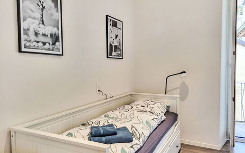 White Locarno Apt.1: Meubles, Mur, Design Intérieur, Lit, Chambre, Bois, Sol, Sol, Pièce, Literie