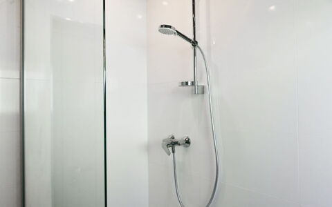 Dolní Lysečiny: Luminaire Plomberie, Tete De Douche, Plafond, Salle De Bains, Douche, Design Intérieur, Sol, Plomberie, Bar De Douche, Luminaire