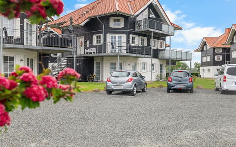 Ismo - 350M from the Sea: Design Intérieur, Plafond, Appartement, Sol, Meubles, Sol, Pièce, Éclairage, Domicile, Canapé